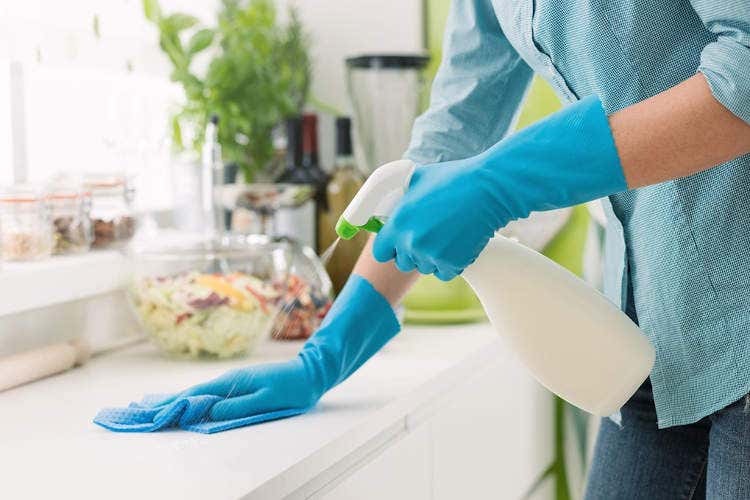 Il Covid 19 resiste anche sulle superfici - Il virus sulle superfici Più pulizia per evitare contagi