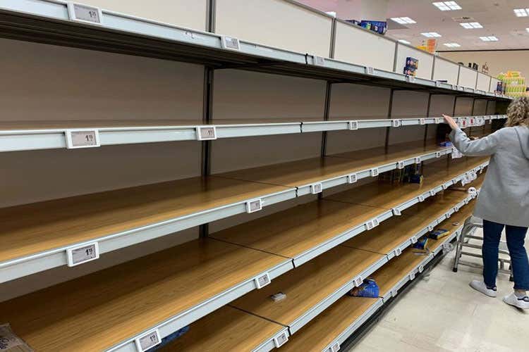 Scaffali vuoti nei supermercati - Coronavirus, altro morto in Lombardia «Senza senso la corsa agli alimenti