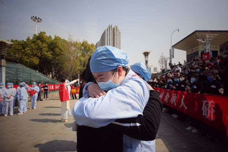 Riprende la mobilit&agrave; nella provincia di Hubei - Coronavirus, la Cina ci d&agrave; speranza A Hubei oggi finisce l'isolamento