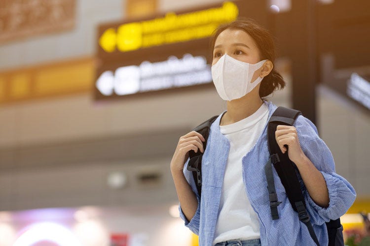 Negli aeroporti come in Cina si viaggia con la mascherina (Polmonite da coronavirusLe (poche) regole anti-contagio)