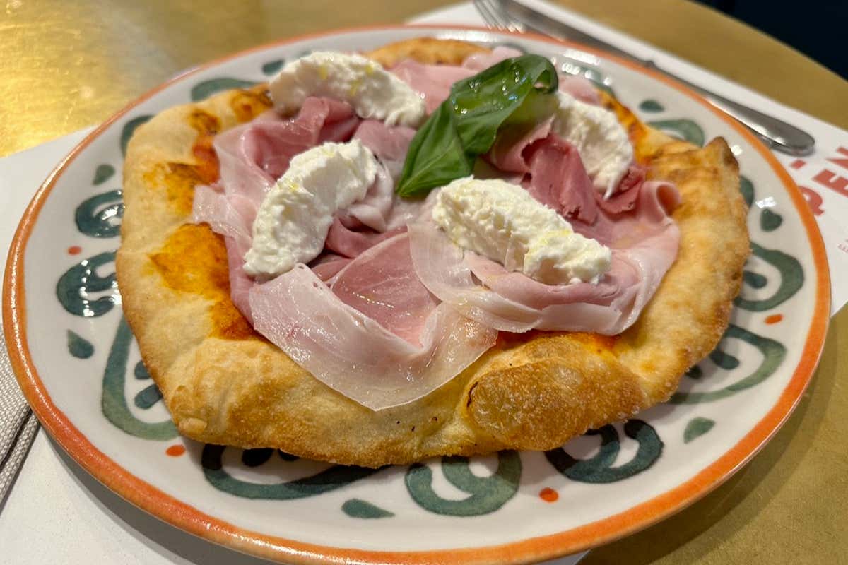 Aria Fritta, pizza gourmet con prosciutto e stracciatella