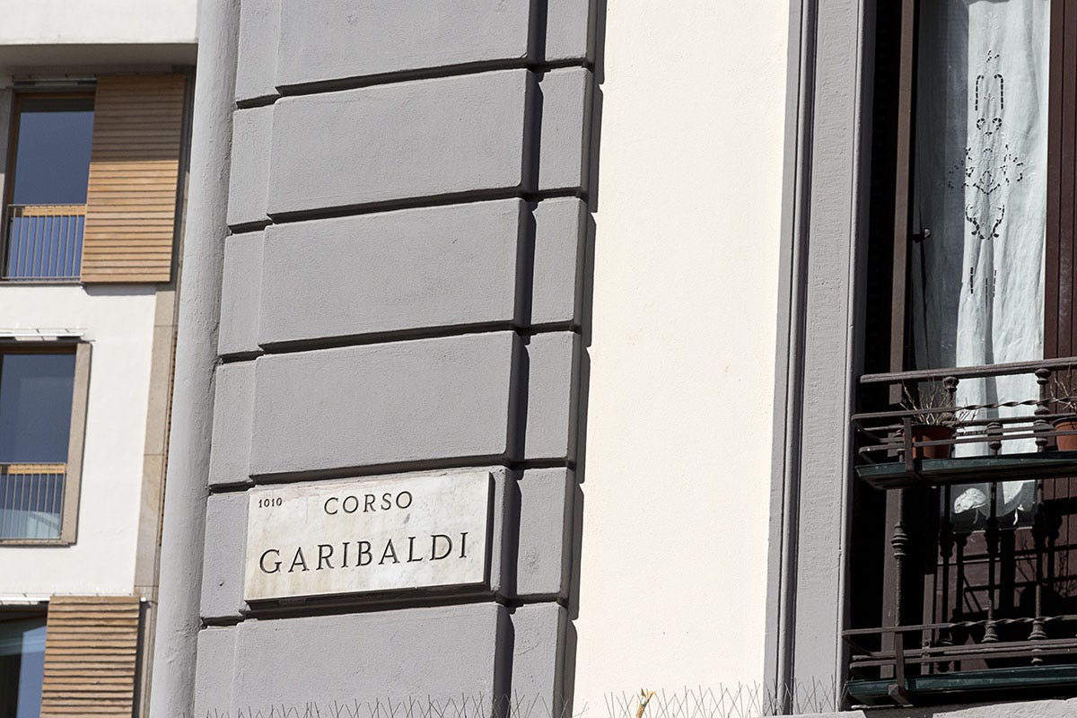 Coprifuoco in corso Garibaldi. Bar in rivolta a Milano Bar in rivolta: in una zona di Milano c’è ancora il coprifuoco