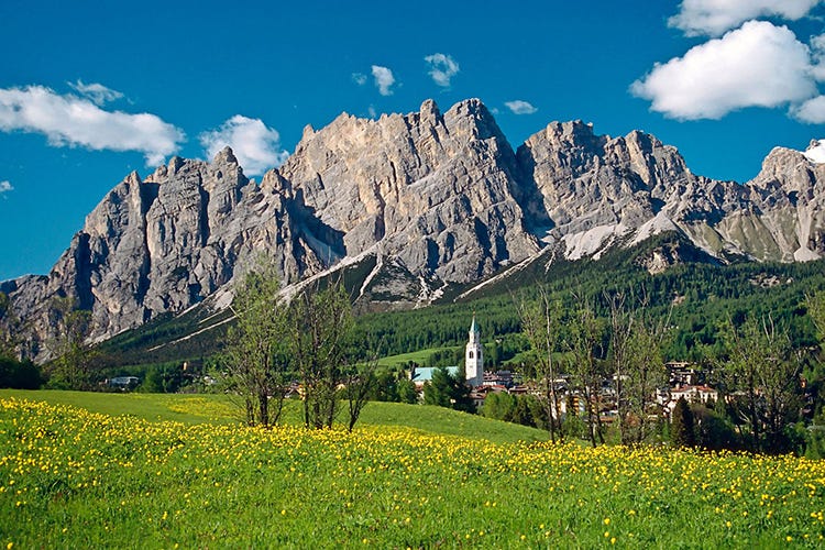 Uno scorcio di Cortina - Cortina, apre la funivia Lagazuoi Trampolino per il turismo estivo