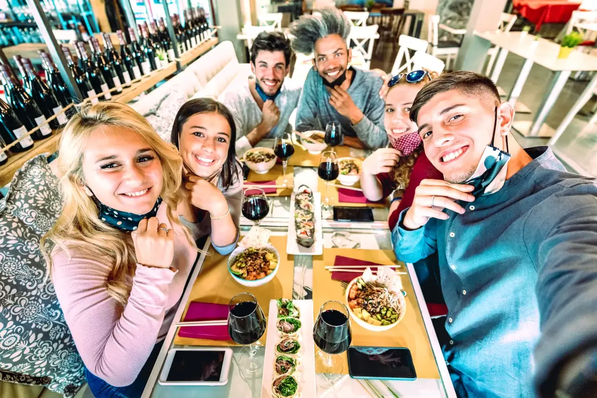 Come le persone passano il loro tempo mentre mangiano