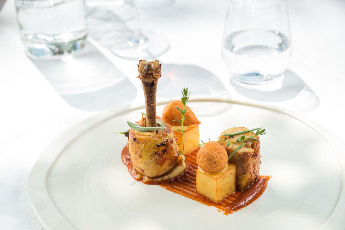 Cosciotto di pollo alla brace, bignè di patate alla paprika e salsa alla pizzaiola Cosciotto di pollo alla brace, bignè di patate alla paprika e salsa alla pizzaiola