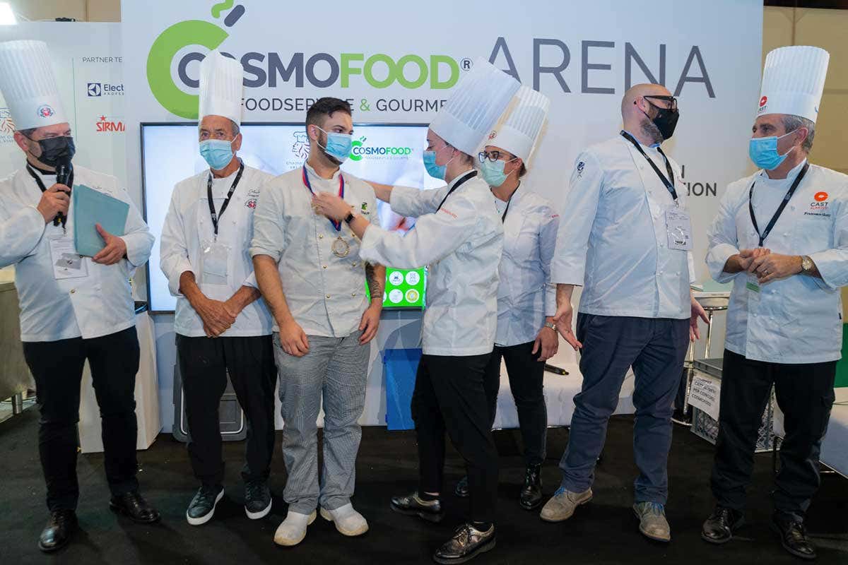 Al centro della foto, Mattia Rondina premiato come Migliore allievo del Veneto Successo per Comsofood, premiata la svolta B2B dell'evento