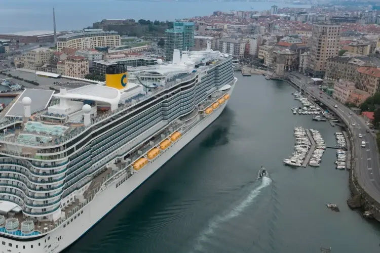 La Costa Smeralda nel Porto di Savona Costa Crociere e Trenitalia siglano un'intesa per promuovere turismo e mobilit&agrave; sostenibile