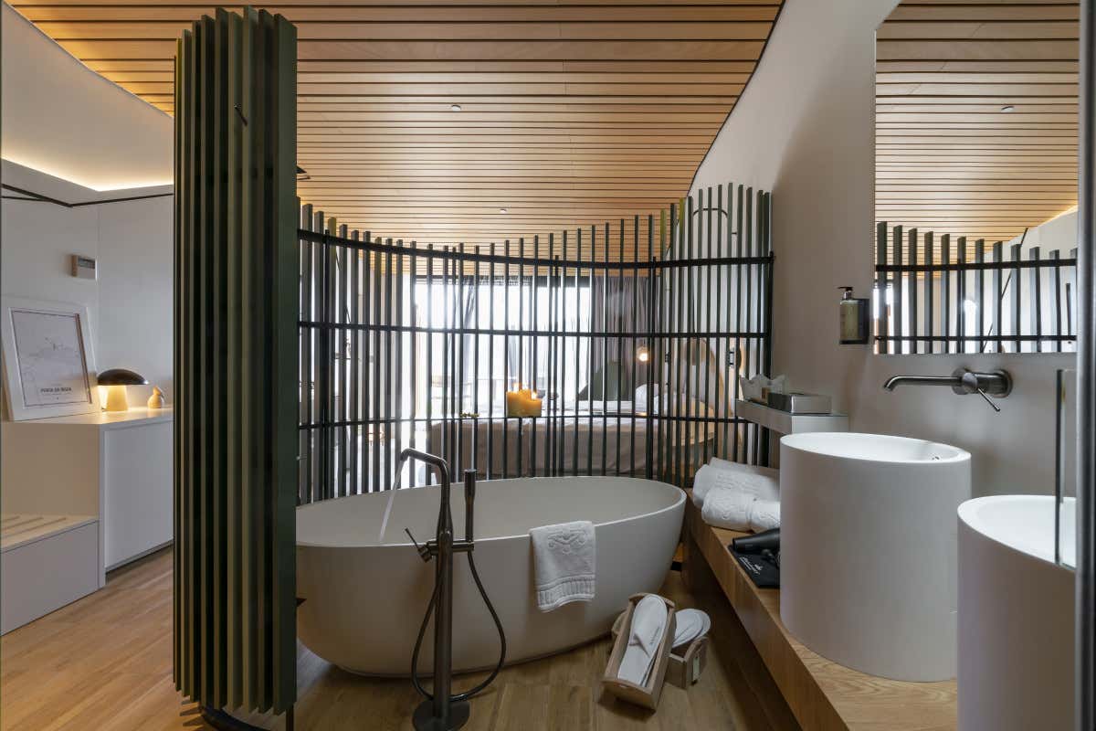 Dormire affacciati sull'Atlantico: ecco l'hotel che ha trasformato la Costa da Morte