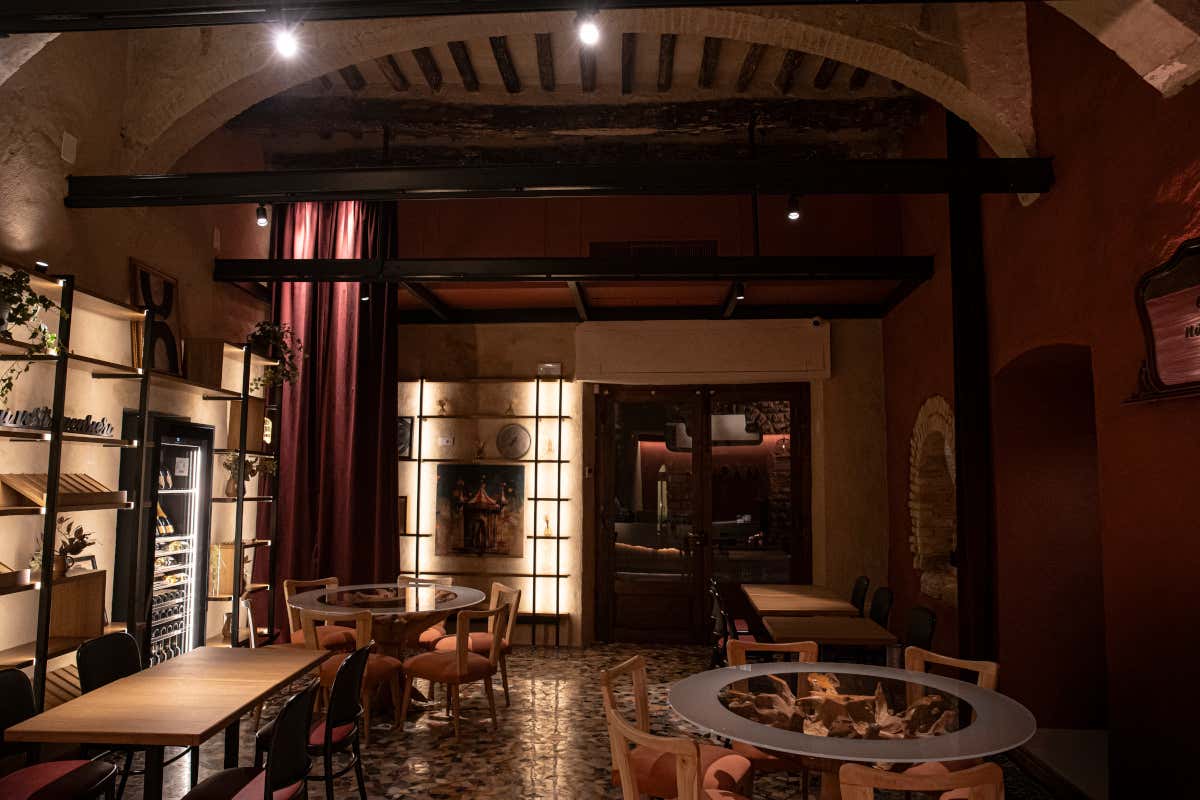 Magnino Secretly, un locale che ridisegna l’esperienza nel cuore di San Gimignano