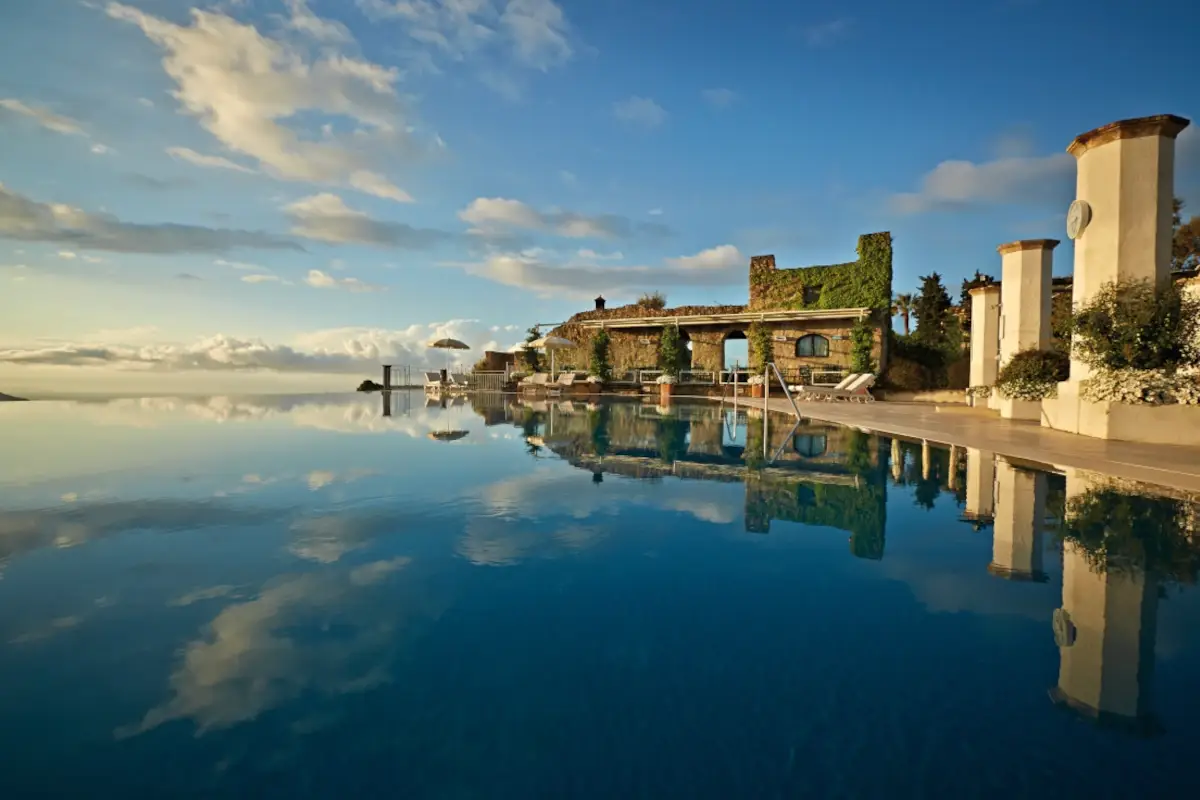 La piscina del Caruso  Cambio in cucina per il Caruso di Ravello: a guidarla sarà Cristoforo Trapani