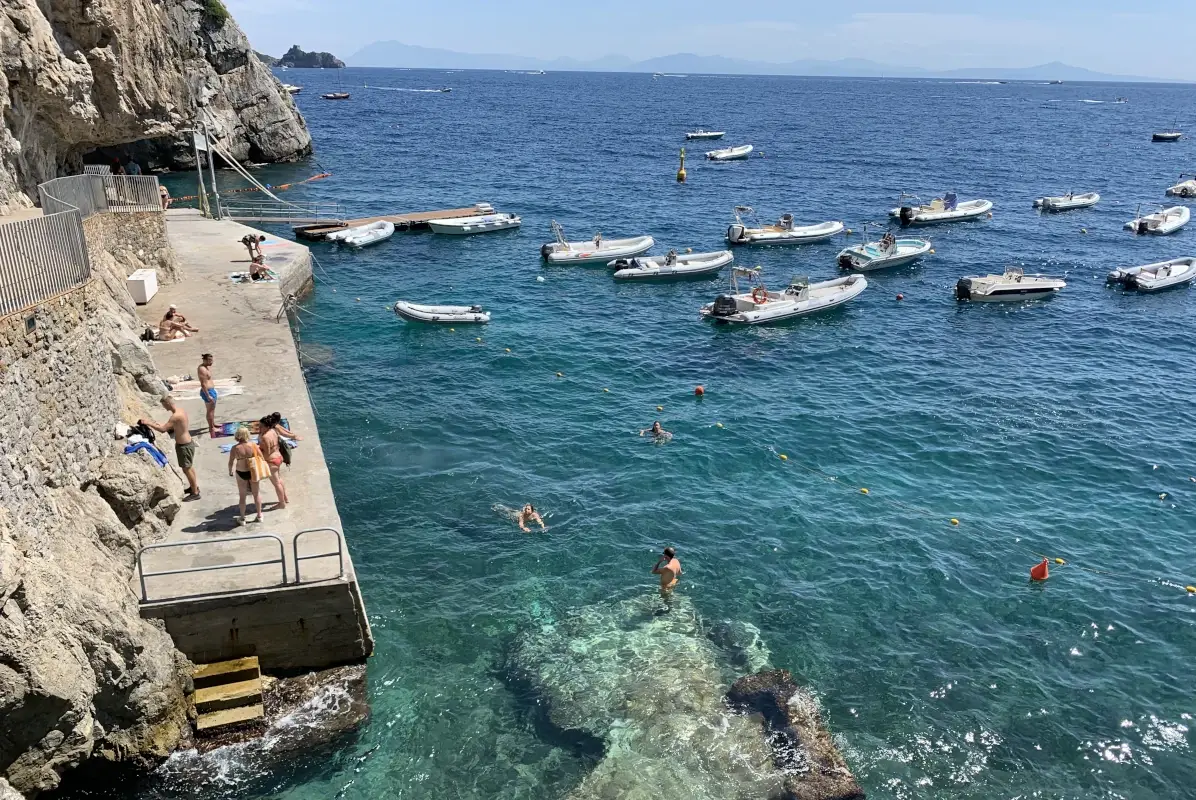 Mare cristallino La magia della Costiera Amalfitana riempie il cuore di passione