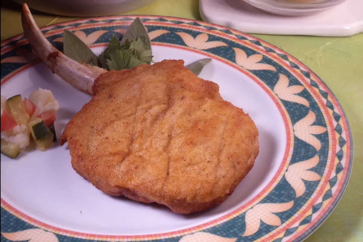 La costoletta alla milanese A proposito di carni: la costoletta alla milanese