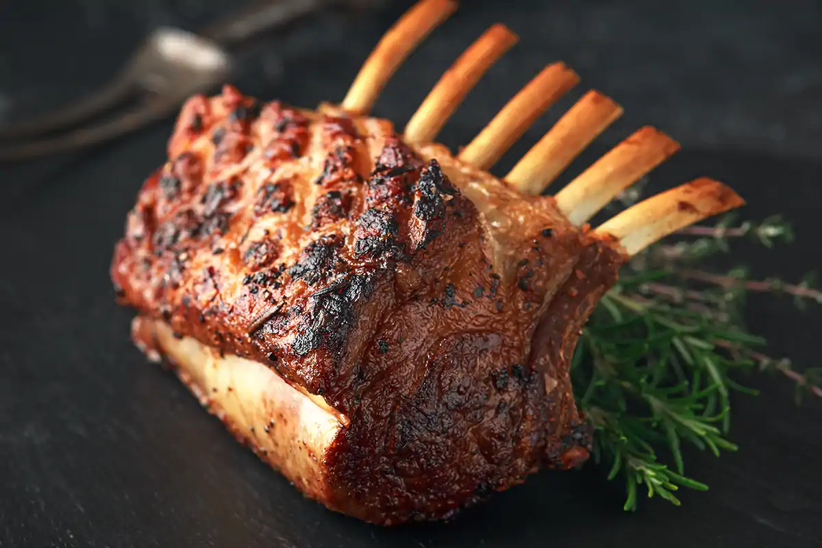 Costolette d'agnello alla brace: un classico L'agnello a Pasqua piace italiano Ma l'eccellenza resta in ombra