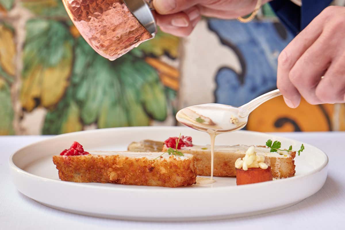 Cotoletta di rombo con clorofilla di prezzemolo, lampone ghiacciato, patata rossa, salsa al mirin