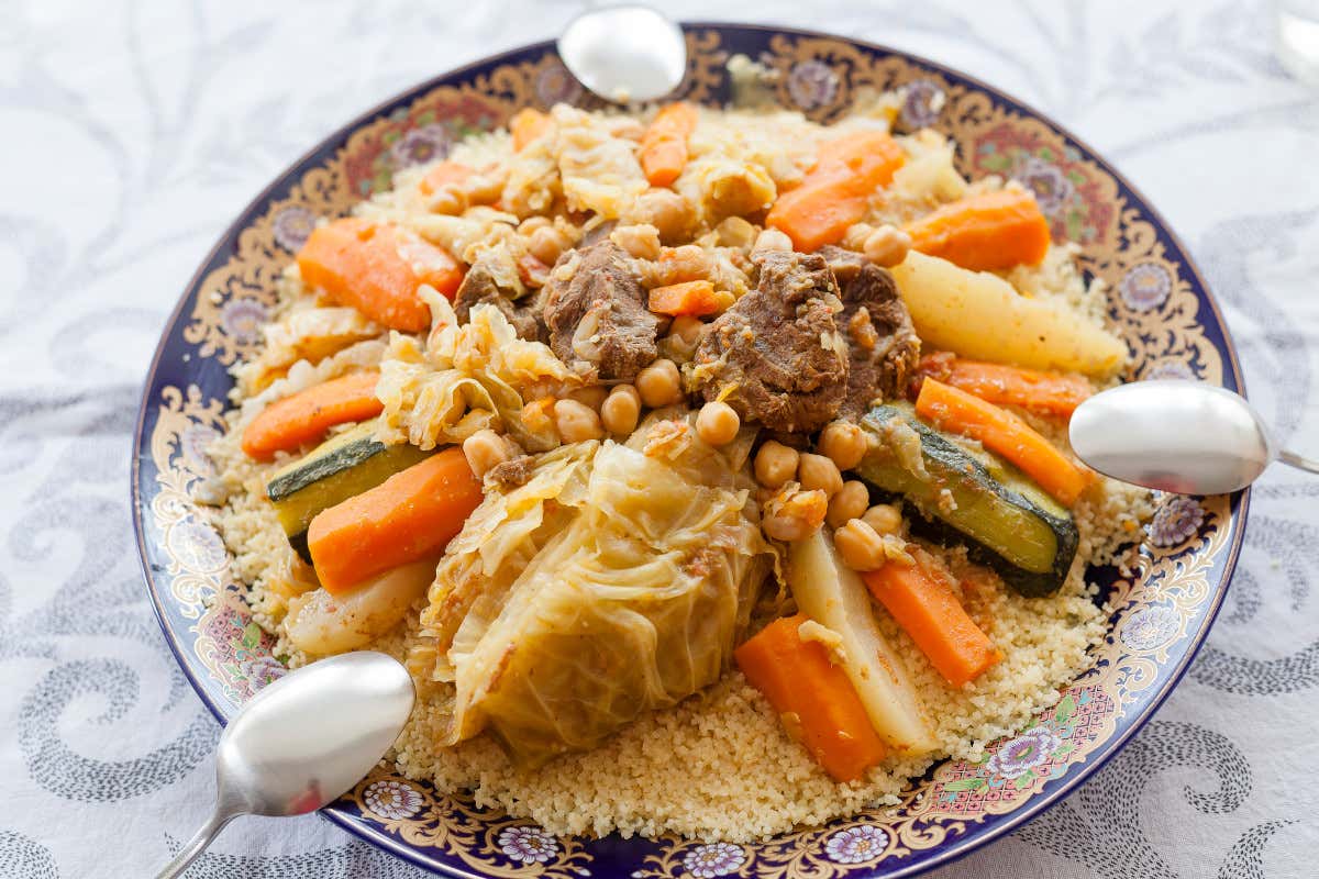 Il cous cous viene servito con carne, pesce o verdure a seconda delle varianti
