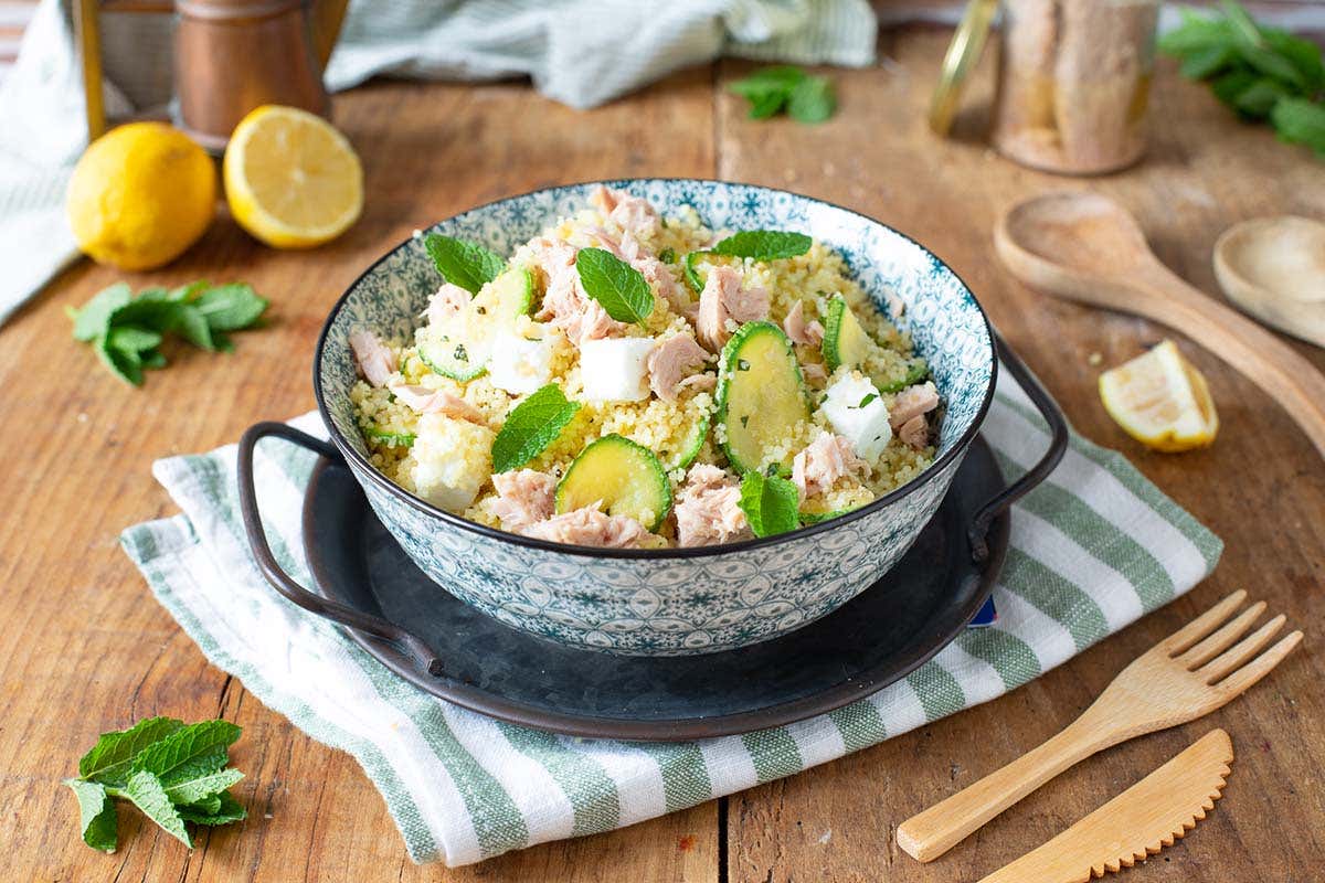 Cous cous freddo con tonno zucchine, feta e menta Le giuste e sane proteine in pausa pranzo? Perfetto il tonno in scatola