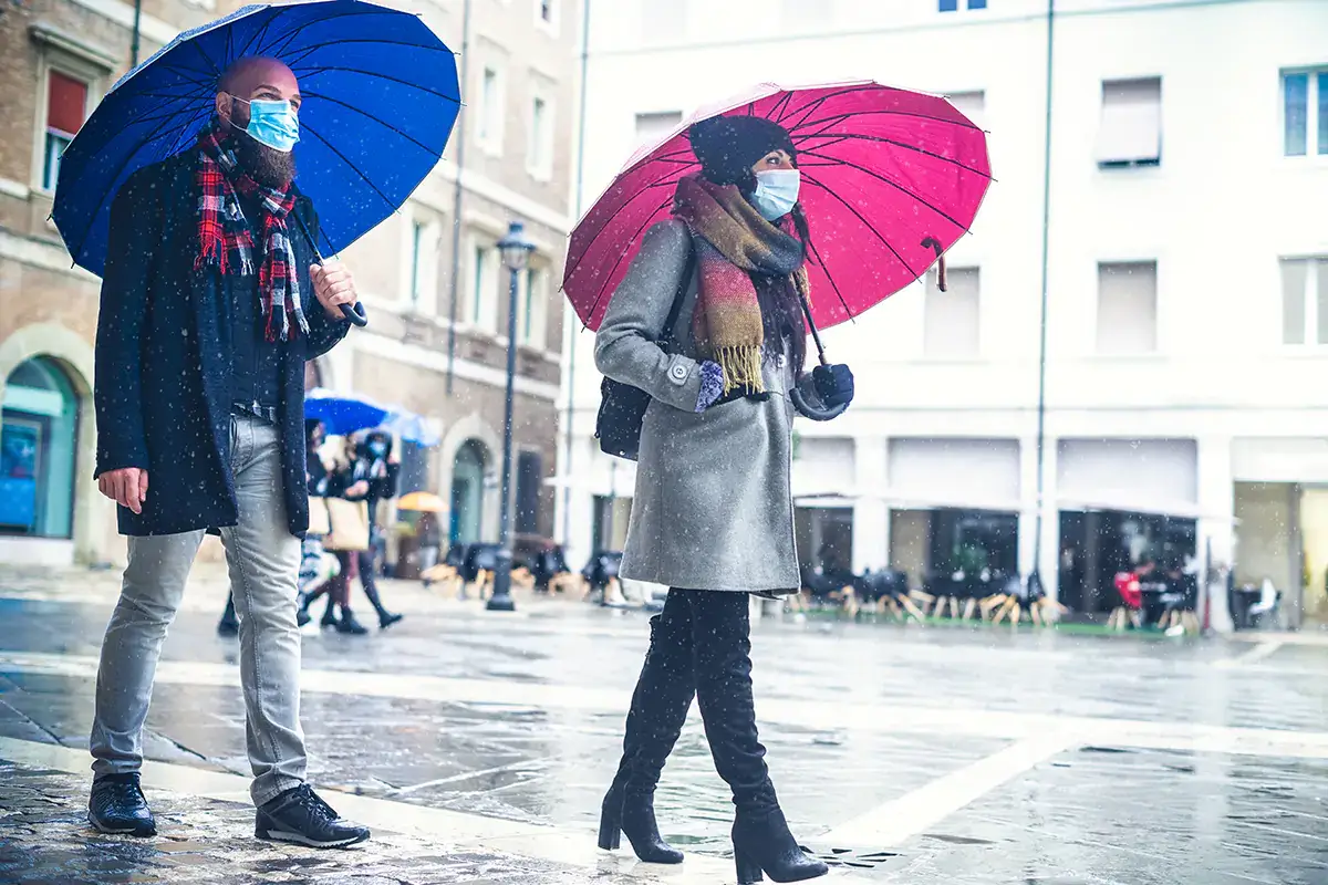 Green pass esteso, terze dosi e se serve restrizioni in base alle zone colorate per un inverno in sicurezza Green pass di 12 mesi, vaccinazioni e ritorno ai colori per un inverno anti-Covid