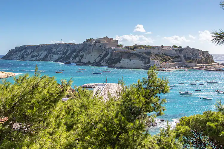L'arcipelago pugliese delle Tremiti si trova a solo un'ora dalla costa del mare Adriatico Le Tremiti niente pandemia nessun contagio e vaccini