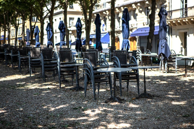 In Francia il presidente Macron ha imposto il coprifuoco in alcune zone del Paese - Semi-lockdown in tutta Europa I limiti ai ristoranti Paese per Paese
