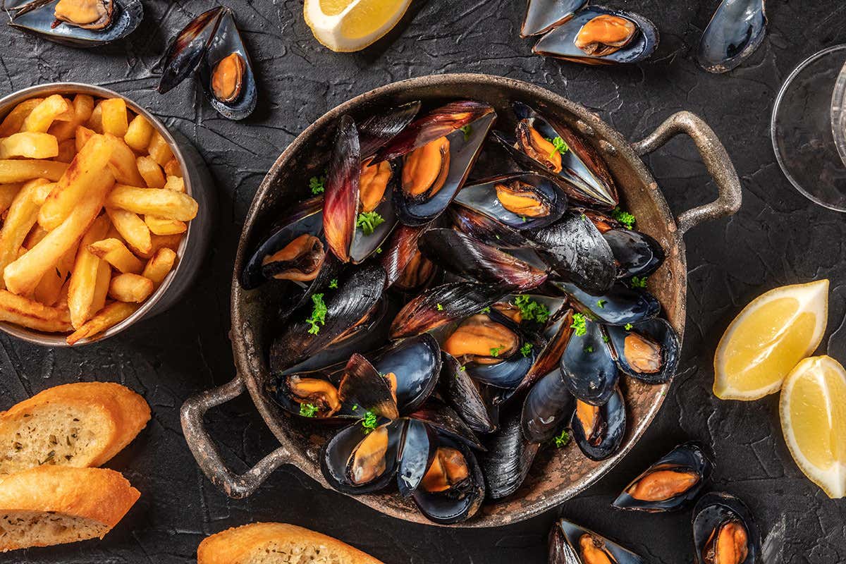 Le cozze vengono tradizionalmente servite nella stessa pentola di cottura