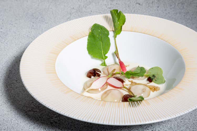 Raviolo di prosciutto in gelatina, olive, amarene e rafano (Le creazioni di Matteo Baronetto per i 4 giorni di Identit&agrave; Golose)