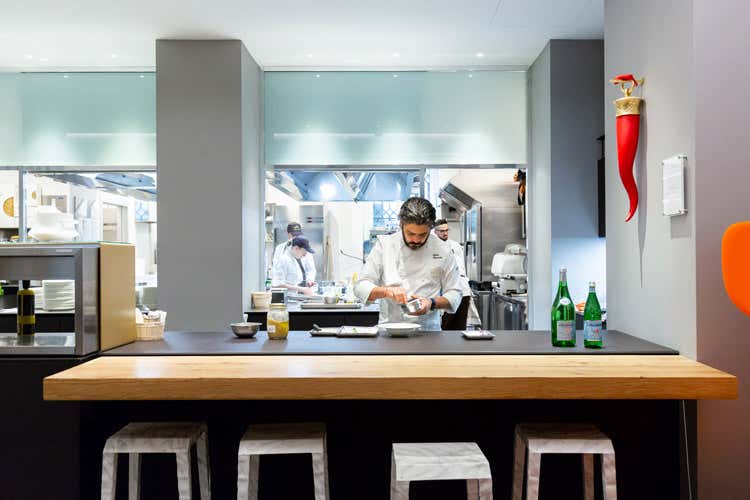 Matteo Baronetto in cucina (Le creazioni di Matteo Baronetto per i 4 giorni di Identit&agrave; Golose)