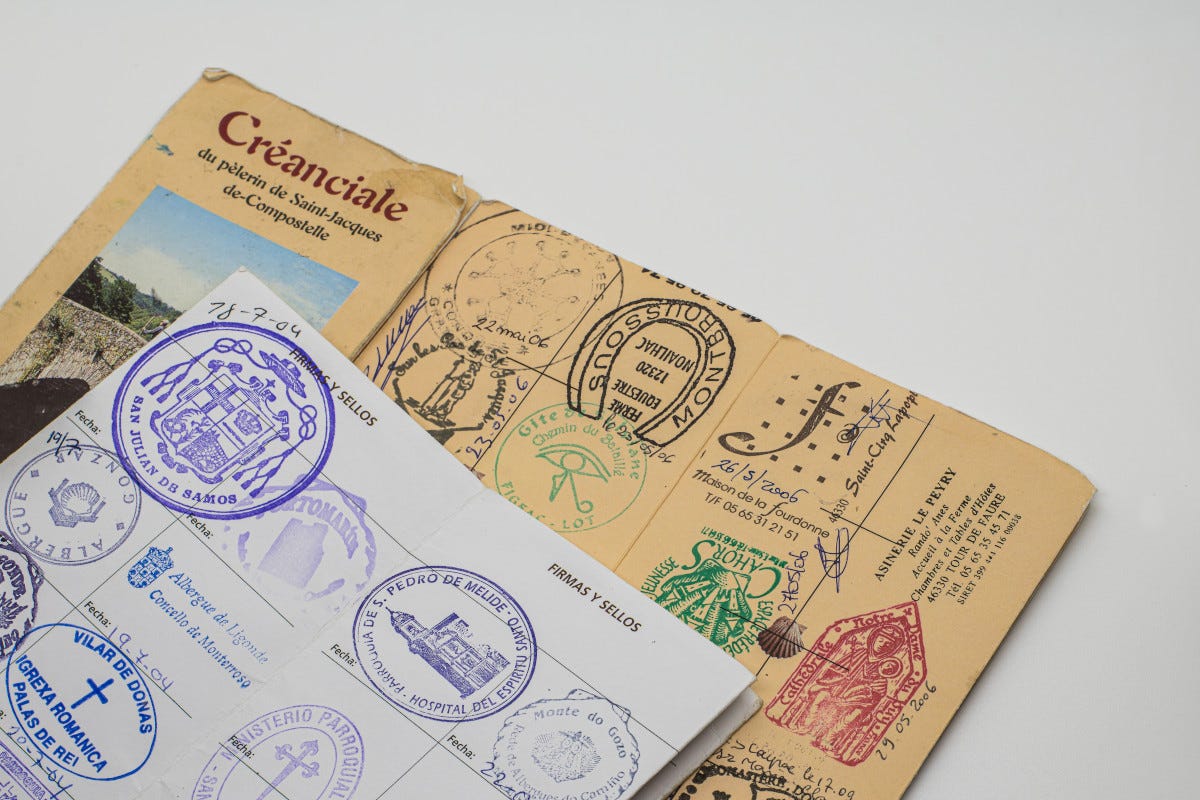 La Credenziale del Cammino di Santiago  Addio ai timbri sul passaporto souvenir di viaggio dei tempi che furono