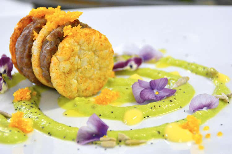 Piccoli hamburger di manzo su crema di piselli e soffiato di riso piccante Piccoli hamburger di manzo su crema di piselli e soffiato di riso piccante