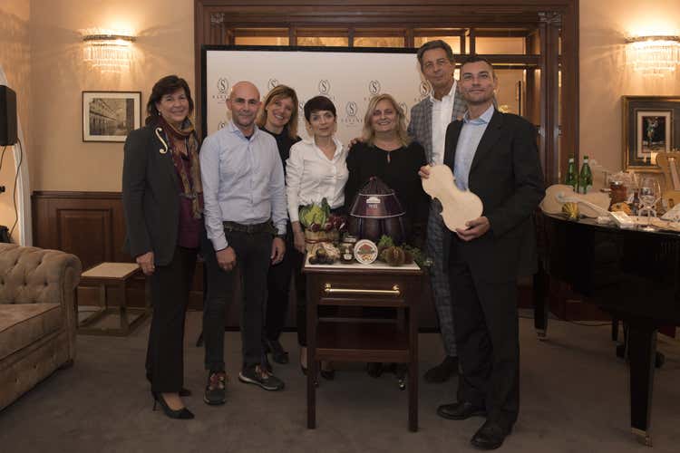 La presentazione dell'iniziativa (Cremona, le botteghe dei liutai si aprono a incontri e degustazioni)