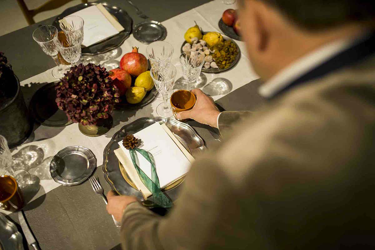 Crespi in fase di allestimento - Foto Gabriele Basilico Martino Crespi, star del tablescaping