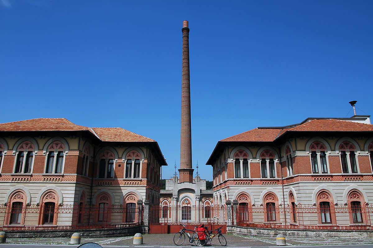 Sul tragitto della ciclabile del Naviglio Martesana si trova anche Crespi d'Adda, patrimonio UNESCO 