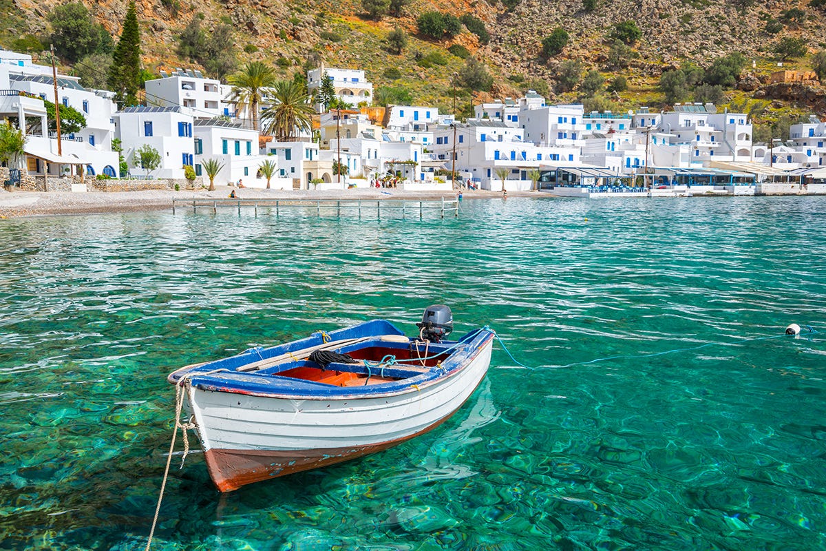 Il pittoresco villaggio di Loutro a Creta Estate 2022: le dieci isole da non perdere (senza uscire dall’Europa)