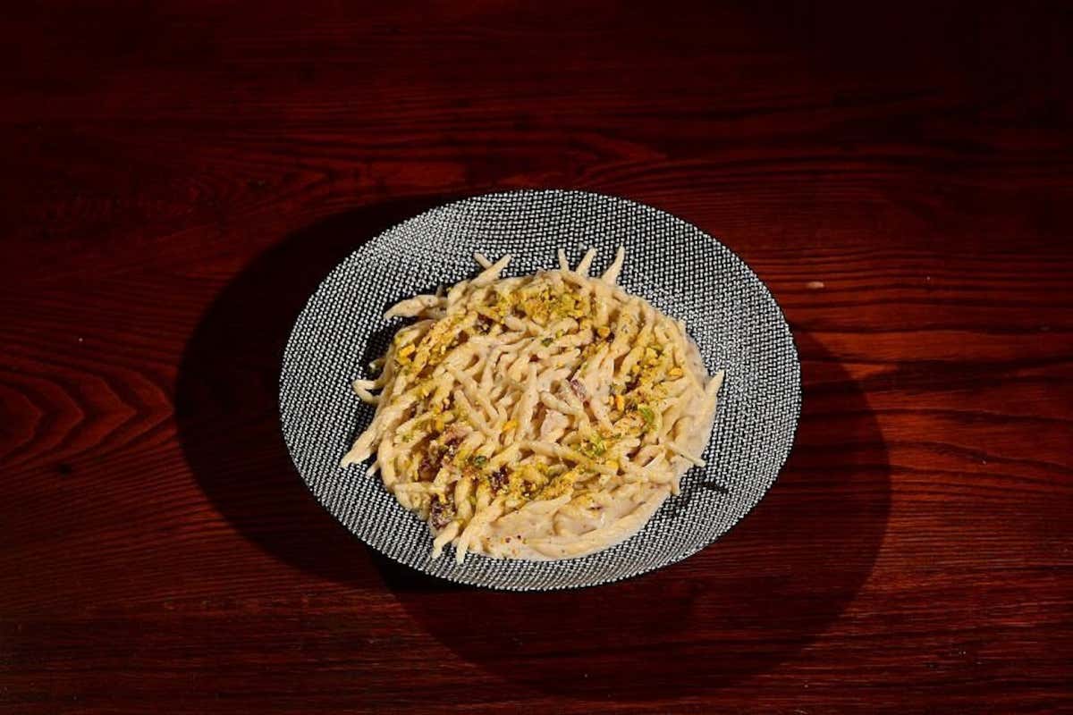 Trofie alla crema di tinca affumicata, con uvetta al Porto e granella di pistacchio