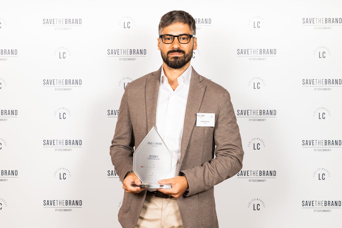 Cristian Ciccone con il premio  Sviluppo e innovazione: il Gruppo Lo Conte il premio Save The Brand 2022