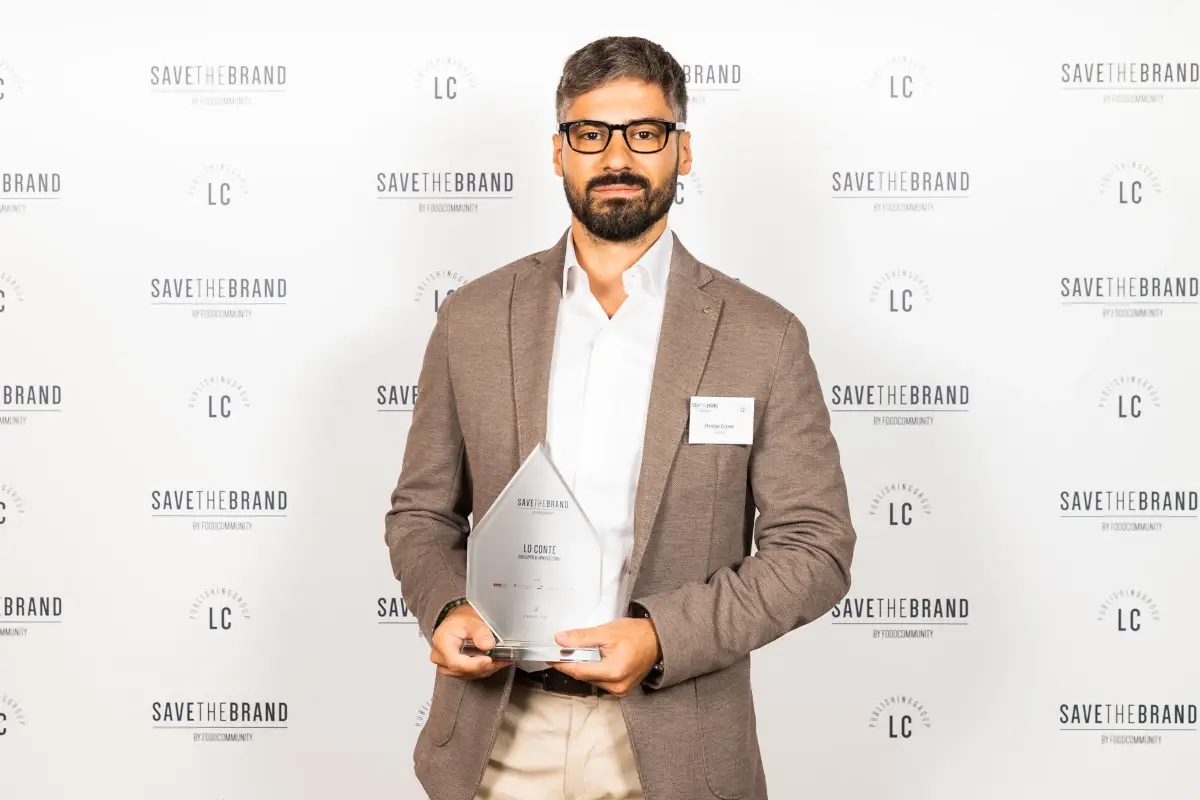 Cristian Ciccone con il premio&nbsp; Sviluppo e innovazione: il Gruppo Lo Conte il premio Save The Brand 2022