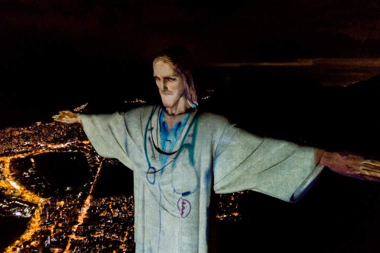 Anche il Cristo di Rio del Janeiro indossa il camice - Allarme Oms sulla salute mentale Il virus corre in America Latina