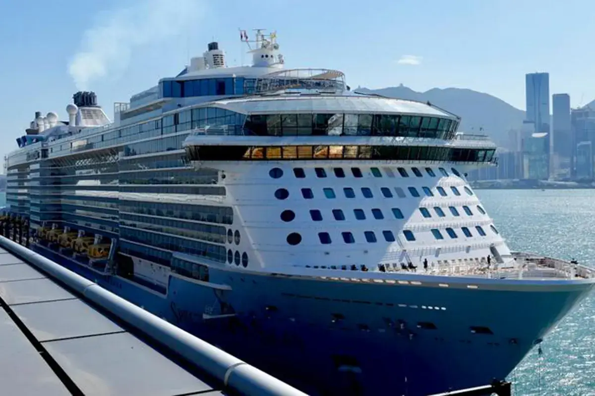 La nave ormeggiata Hong Kong, migliaia di turisti bloccati sulla crociera