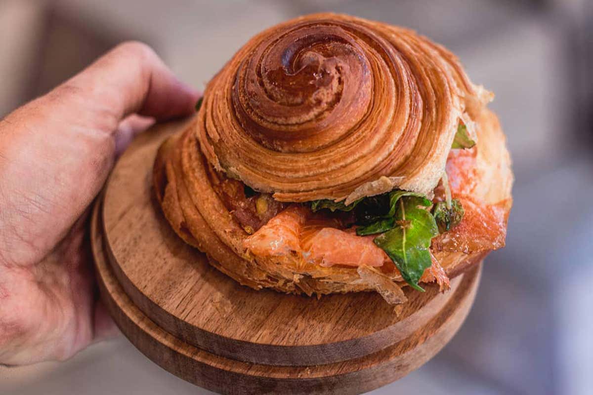 Un croissant salato di Casa Manfredi Casa Manfredi festeggia sette anni di successi
