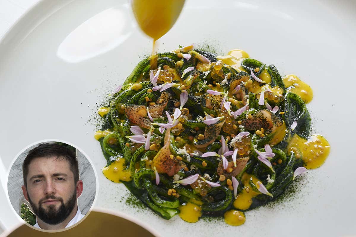 Grazie a Cru Caviar chef Alberto Quadrio firma un piatto che unisce spaghetti tiepidi, erbe amare, storione affumicato e caviale
