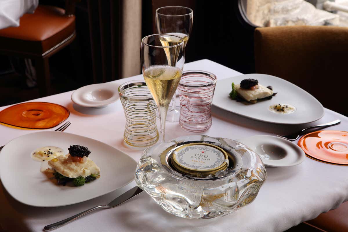 Aperitivo con caviale, il nuovo lusso informale che cambia il rito estivo