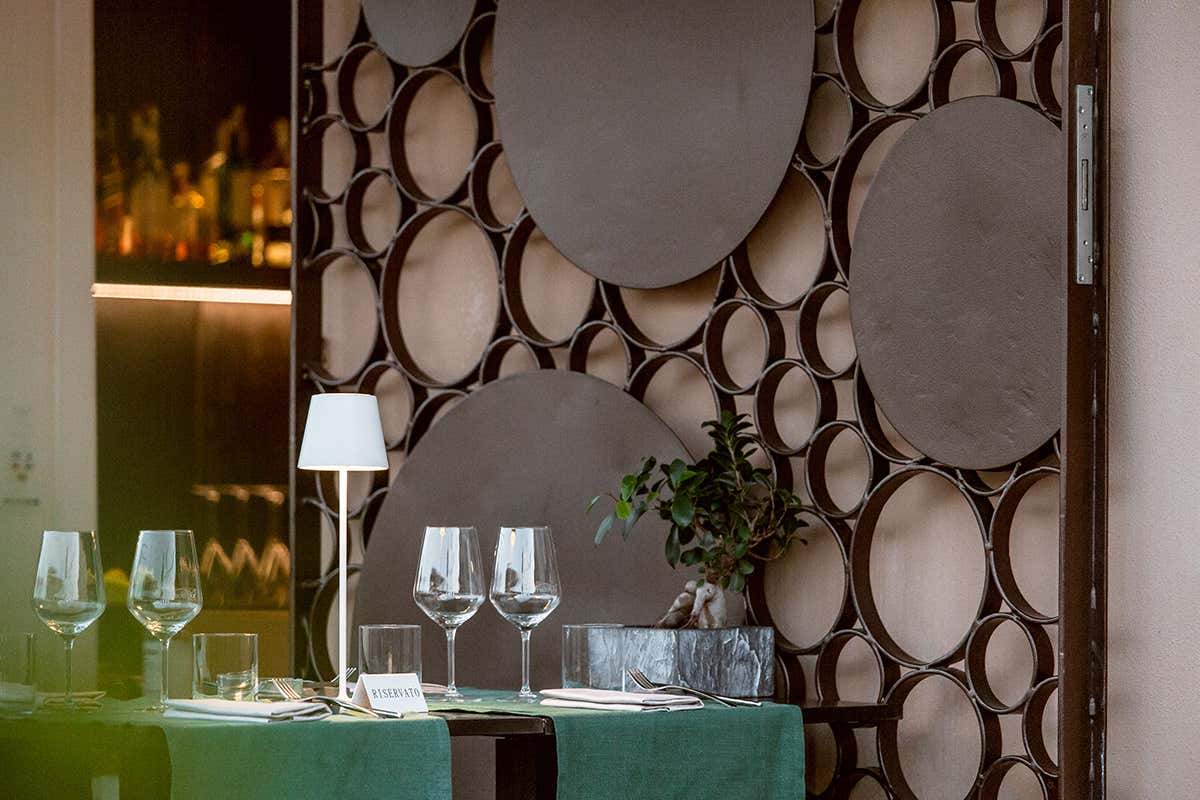 Tavolo all'esterno Crudo Bar, più di un ristorante: una piccola “rada” sul mare