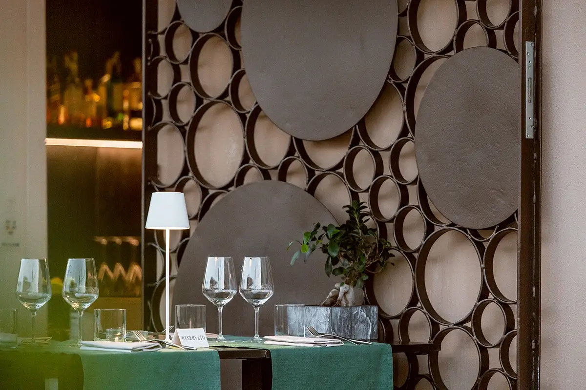 Tavolo all'esterno Crudo Bar, più di un ristorante: una piccola “rada” sul mare
