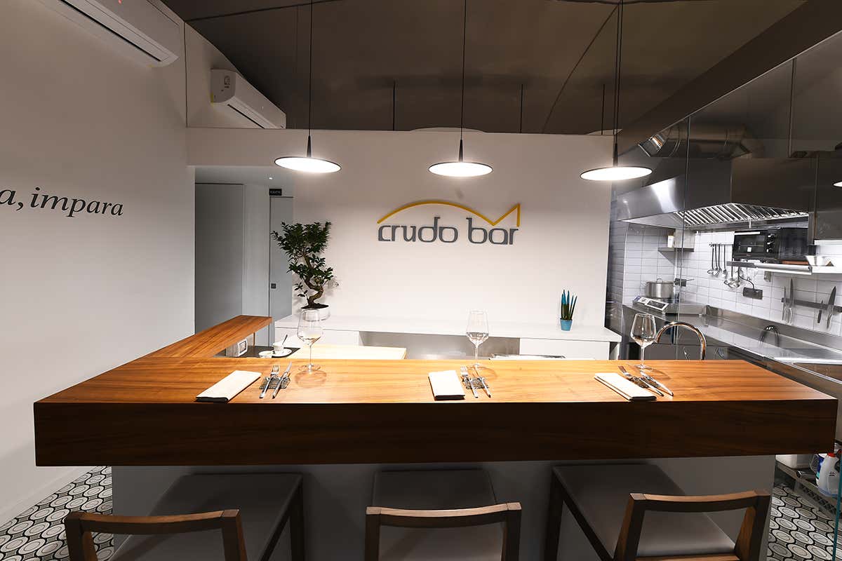 Il grande bancone Crudo Bar, più di un ristorante: una piccola “rada” sul mare