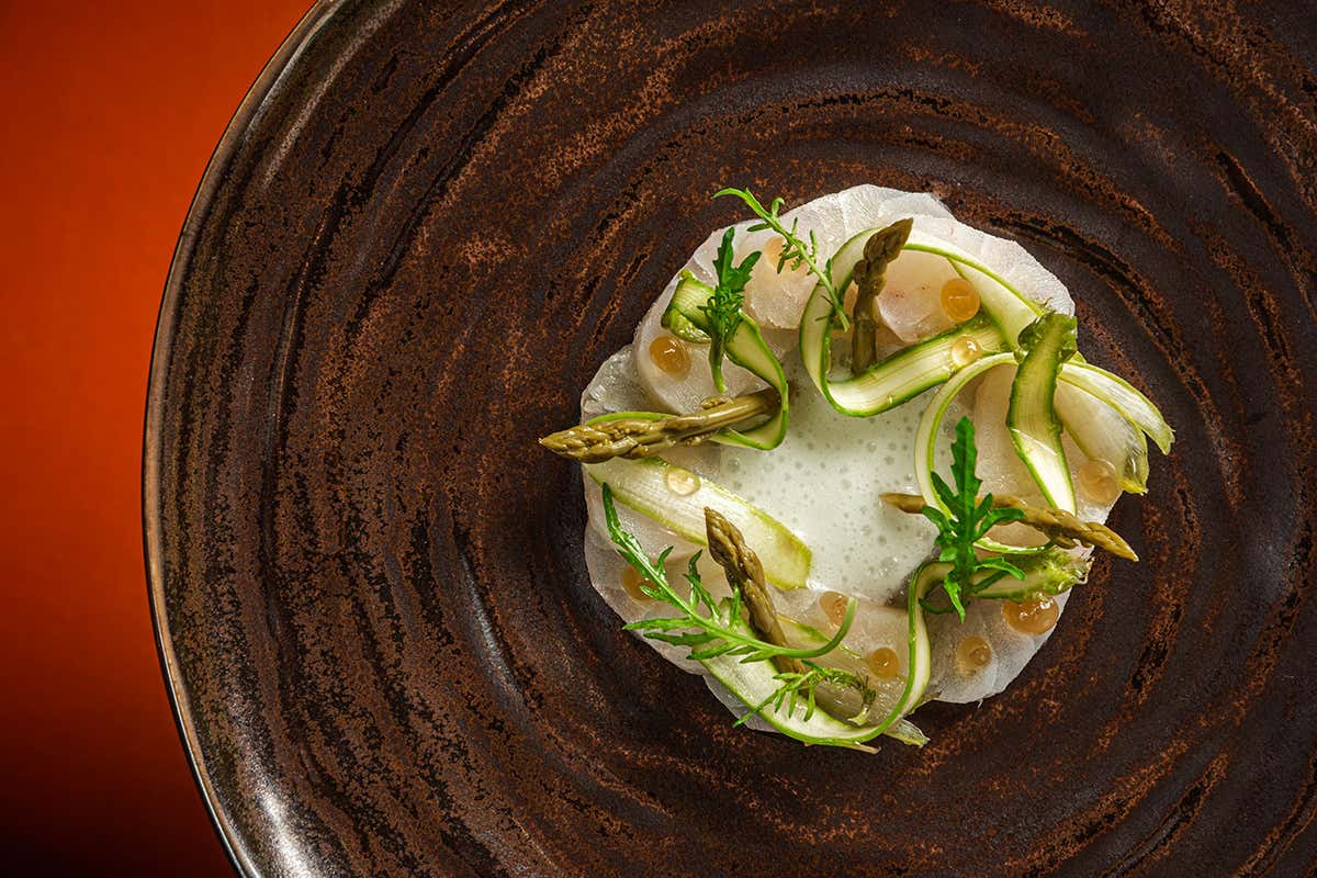 Crudo di pesce con latticello, asparagi e aceto di prugne Giulia Restaurant: con Alessandro Borgo armonia di sapori ed emozioni forti