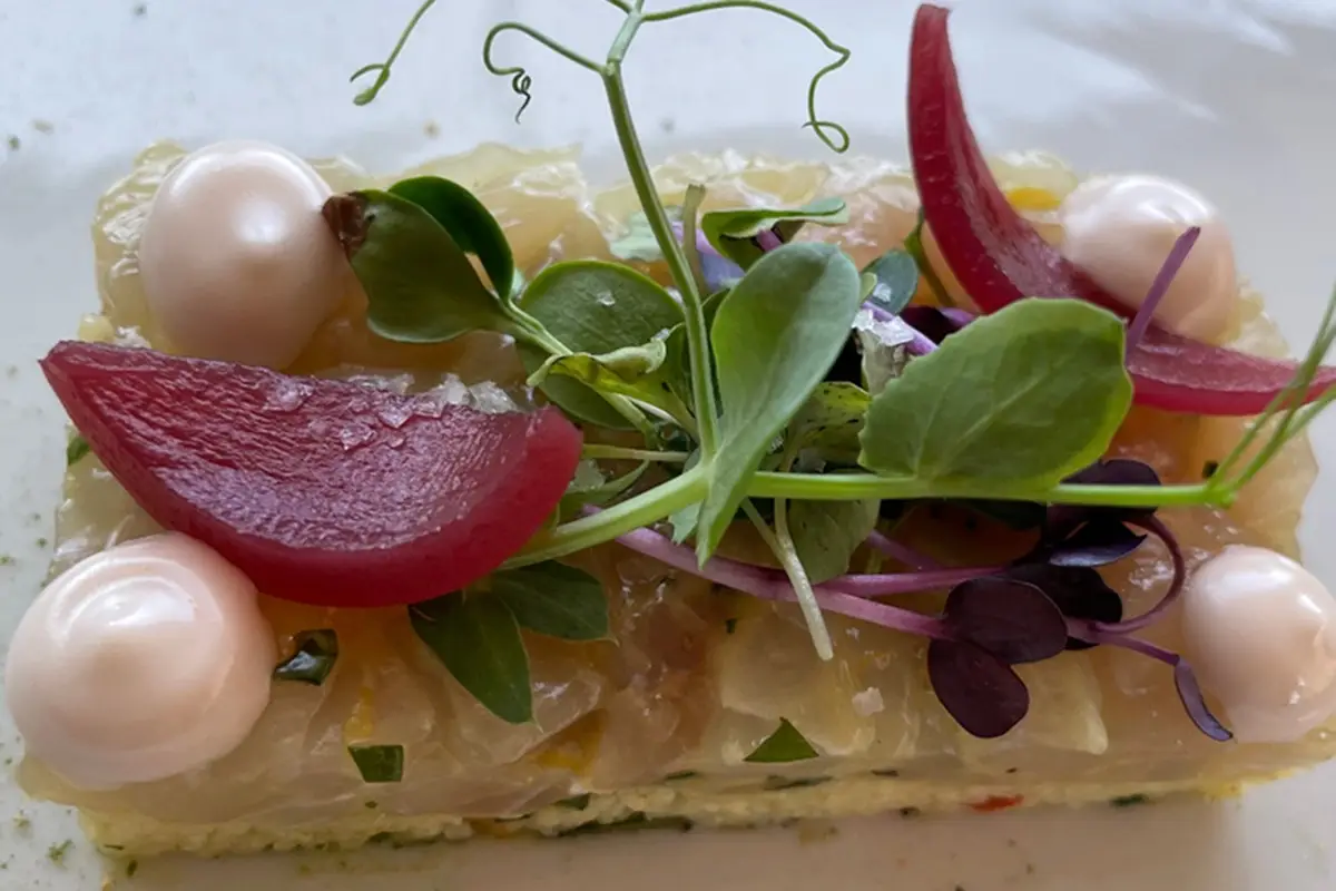 Ricciola marinata, cous cous e germogli Viaggio nell’Aroma di Roma con i piatti di Giuseppe Di Iorio