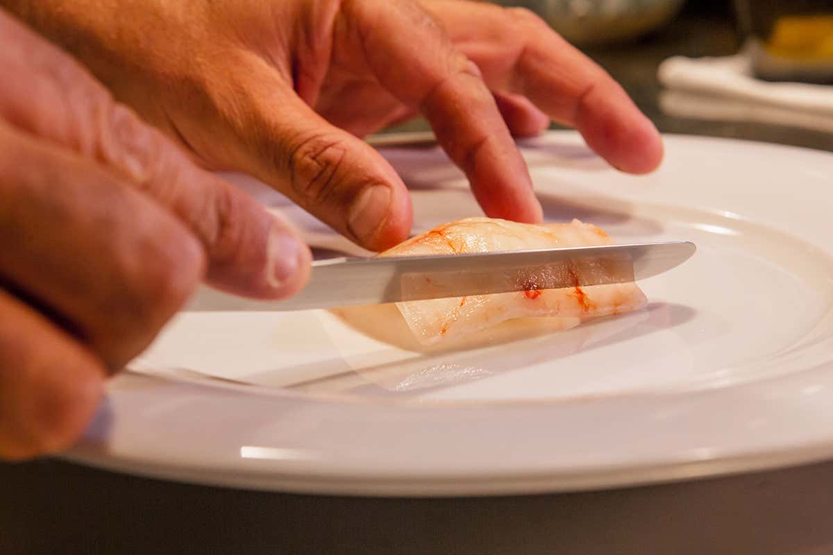 Impiattiamento del battuto di gamberi Crudo Bar, più di un ristorante: una piccola “rada” sul mare