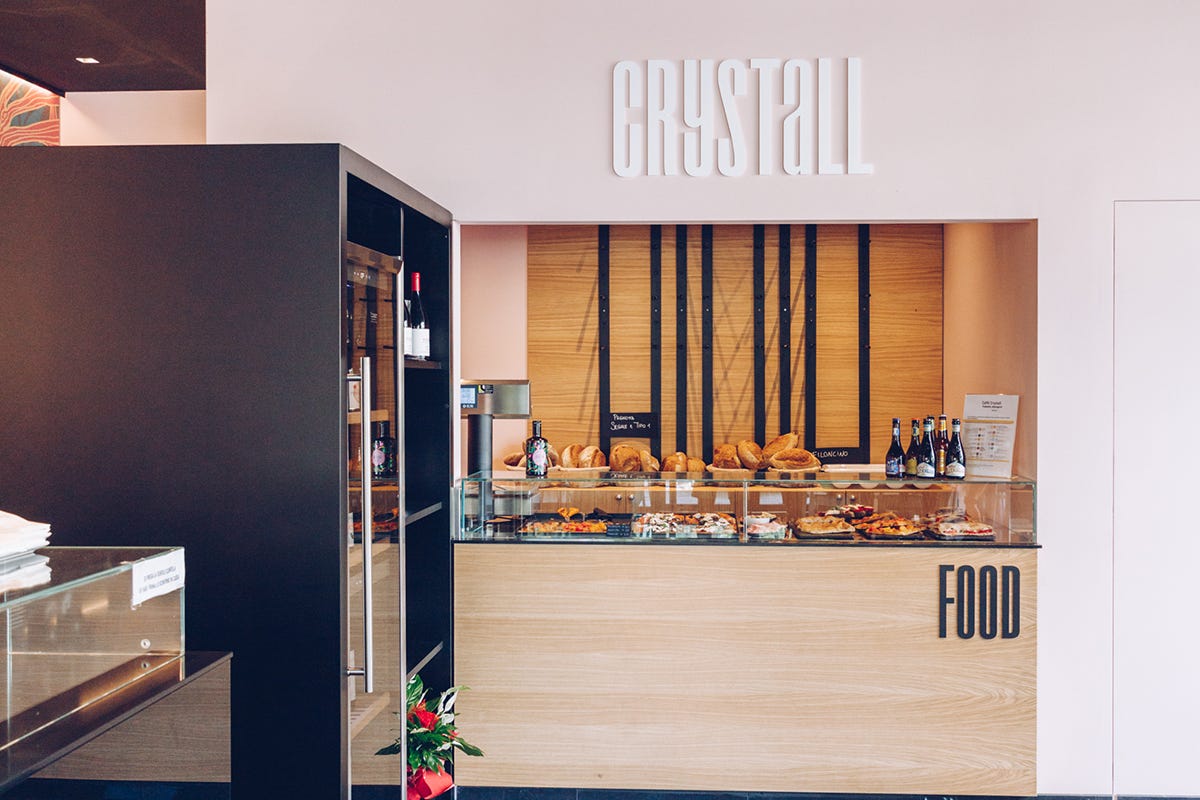 Il Caffè Crystall è un luogo molto elegante Un Caffè Pasticceria che sembra una gioielleria! Succede a Porto San Giorgio