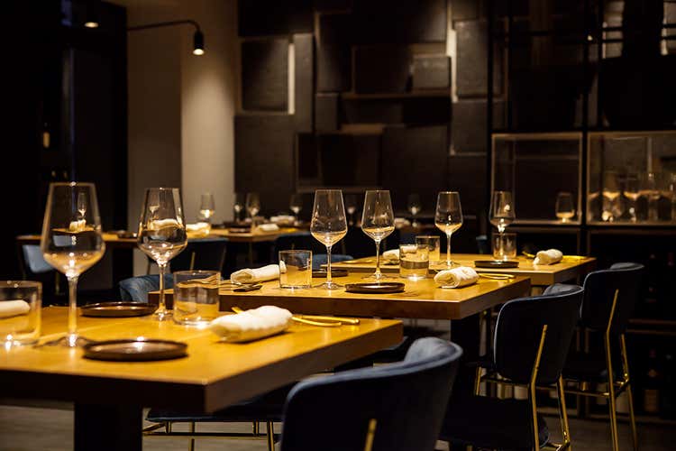 L'arredo del locale &egrave; minimal, con colori sobri (Una cucina che vuole stupire da Almat&ograve;, in zona Prati a Roma)