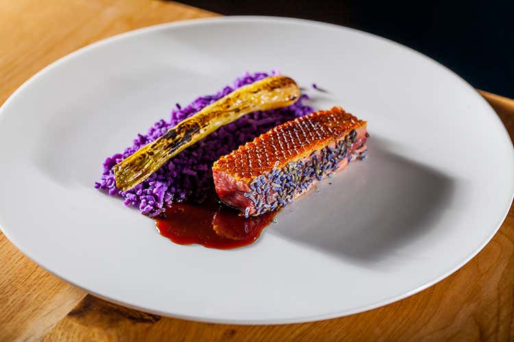 Anatra, patata viola, cipollotto e lavanda (Una cucina che vuole stupire da Almat&ograve;, in zona Prati a Roma)