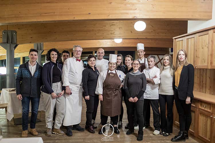 Bernard Fournier, la brigata del Da Candida e lo staff del Rifugio Passo Paradiso - La cucina di Fournier con vista Lo chef stellato a Ponte di Legno Bernard Fournier, la brigata del Da Candida e lo staff del Rifugio Passo Paradiso - La cucina di Fournier con vista Lo chef stellato a Ponte di Legno